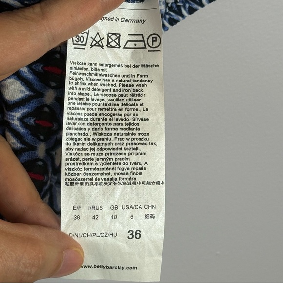 Betty Barclay Blue Red and White Relaxed Graphic Tunic Size Medium - Picture 9 of 10